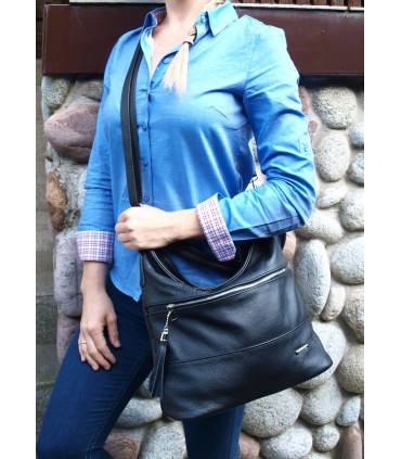 Skórzana czarna torebka/worek z blaszką i frędzlem