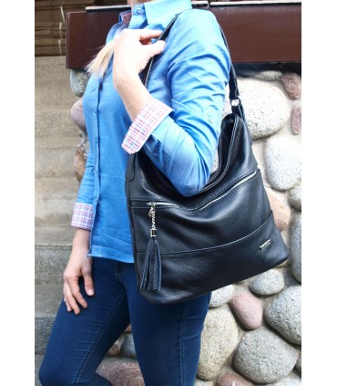 Skórzana czarna torebka/worek z blaszką i frędzlem