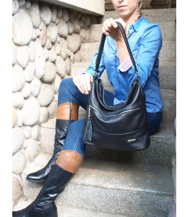 Skórzana czarna torebka/worek z blaszką i frędzlem