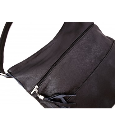 Skórzana czarna torebka/worek z blaszką i frędzlem