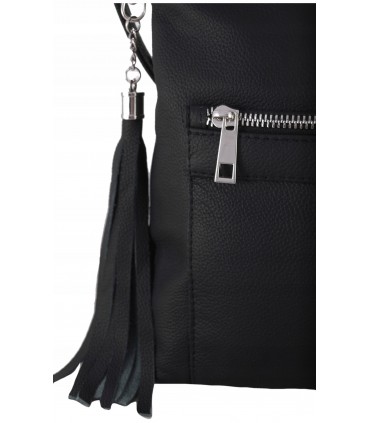 Skórzana  torebka Vera Pelle listonoszka z kieszenią i frędzlem czarna