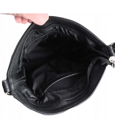 Skórzana  torebka Vera Pelle listonoszka z kieszenią i frędzlem czarna