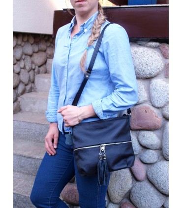 Skórzana  torebka listonoszka z frędzlem beżowa