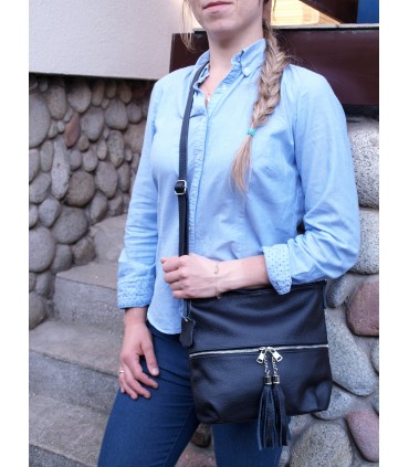 Skórzana  torebka listonoszka z frędzlem beżowa