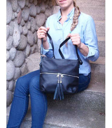 Skórzana  torebka listonoszka z frędzlem beżowa