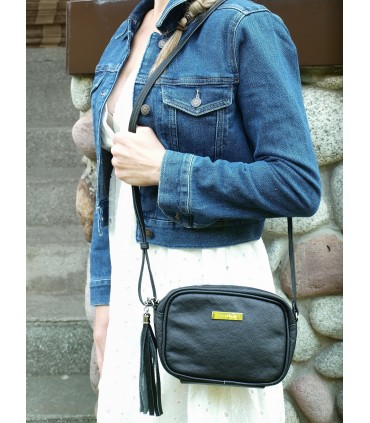 Skórzana torebka Vera Pelle listonoszka prosta z frędzlem Czarna