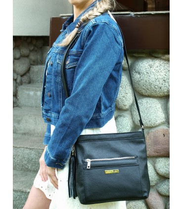 Skórzana  torebka Vera Pelle listonoszka z kieszenią i frędzlem czarna