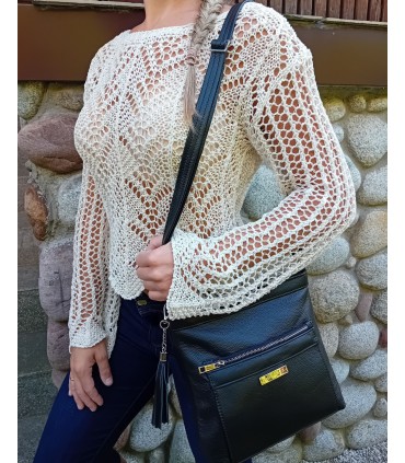 Skórzana  torebka Vera Pelle listonoszka z kieszenią i frędzlem czarna