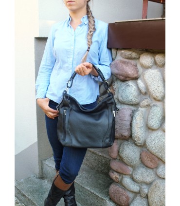 Skórzana czarna torebka listonoszka z zamkami