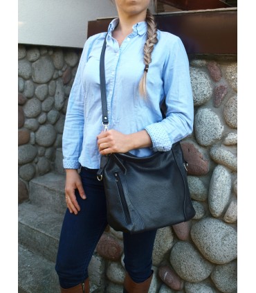 Skórzana czarna torebka listonoszka z zamkami