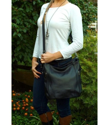 Skórzana czarna torebka listonoszka z zamkami